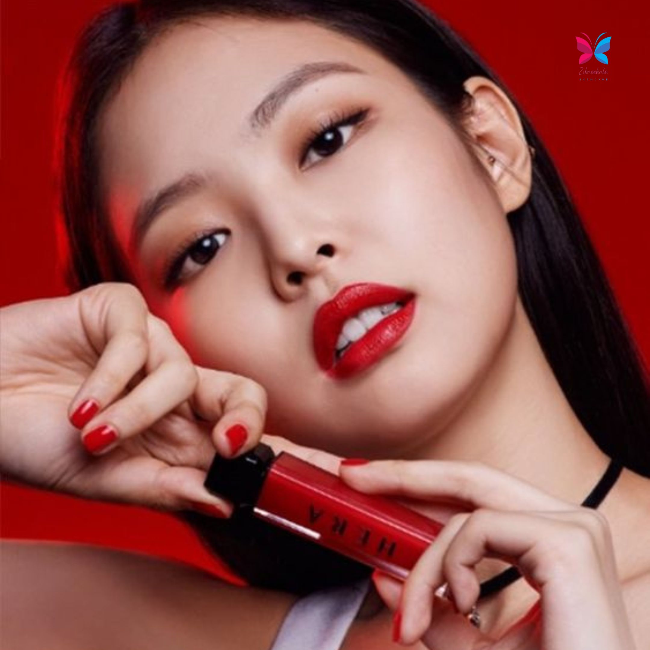 میکاپ صورت با رژ قرمز، شامل لب‌های برجسته و زیبا، سایه چشم ملایم و چهره‌ای شیک و جذاب