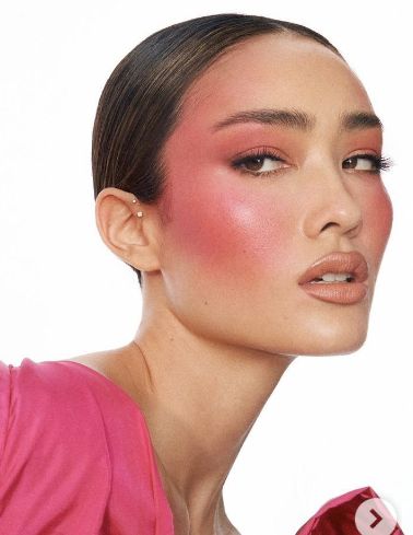 در این عکس، آرایش چشم با سایه صورتی و قهوه‌ای ترکیب شده تا ظاهری ساده و در عین حال زیبا و ملایم برای استفاده روزانه ایجاد شود