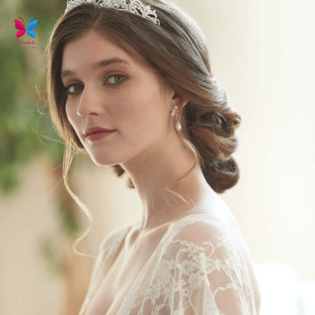 مدل مو کوتاه و حالت‌دار با حجم‌دهی در قسمت بالا و تزئین شده با نگین